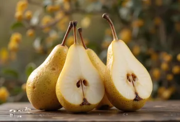 Rodajas de pera Bosc y frutas enteras sobre tabla de cortar