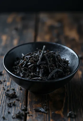 Alga Hijiki seca de color negro intenso y forma de pequeñas ramas