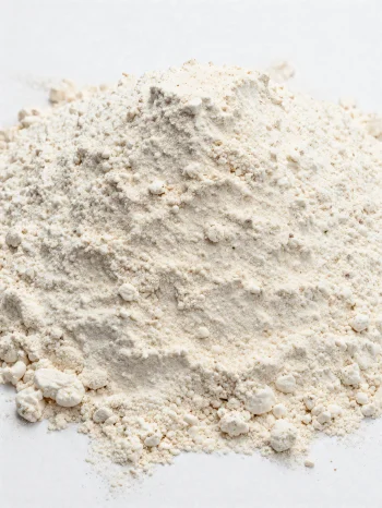 Harina de espelta en cuenco de cerámica, tono beige natural