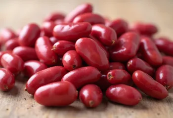 Alubias rojas en cuenco de cerámica y cuchara de madera
