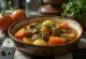 Shurpa con patatas, sopa de carne especiada servida con perejil fresco