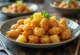 Tangsuyuk de piña servido con carne crujiente y verduras frescas.
