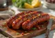 Salchichas BBQ servidas con guarnición fresca