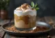 Café helado cremoso con hielo y nata montada