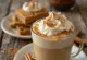 Leche caliente con caramelo y canela recién servida