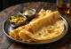 Dosa clásica frita hasta quedar crujiente, servida con coco fresco rallado