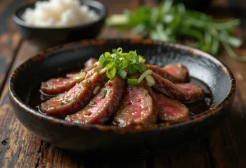 Shogayaki al ajo, servido con salsa de soja y cilantro fresco