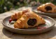 Croissant de chocolate y chile servido