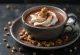 Chocolate caliente con nueces y canela servido