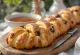 Kanelstang con pasas, recién horneado, dorado y aromático