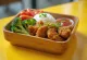 Bento de pollo karaage con pollo crujiente, arroz y verduras frescas