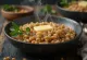 Kasha clásica, servida en un recipiente sencillo, mostrando el grano suelto