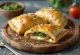 Empanadillas de pesto con relleno de mozzarella y hierbas