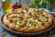 Focaccia de pesto y tomates secos servida