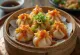 Siomay con salsa picante, deliciosas empanadillas al vapor servidas con salsa picante