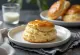 Scones con nata fresca dorados y apetitosos