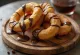 Cakwe, palitos de masa frita dorada bañados en chocolate negro
