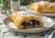Strudel de pera y semillas de amapola servido