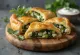 Spanakopita con hierbas frescas, corte transversal mostrando el relleno verde