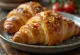 Croissant de chorizo recién horneado
