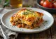 Moussaka clásica con capas de carne y bechamel