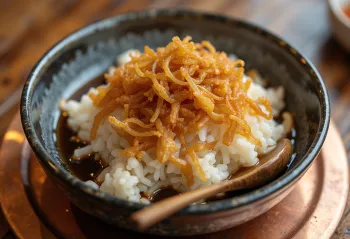 Arroz glutinoso al vapor cubierto de chalota frita crujiente