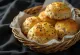 Panecillos de queso y pimienta negra servidos
