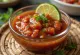 Salsa picante de jalapeños y pimentón para BBQ servida