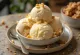 Helado de macadamia y praliné servido