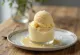 Helado de chocolate blanco caramelizado servido