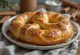 Pretzel de agua de rosas servido