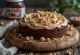Tarta de Nutella y mascarpone decorada con nata y virutas de chocolate