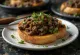 Haggis sobre tostada, haggis especiado servido con perejil fresco
