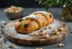 Stollen de anacardos rebanado espolvoreado con azúcar glas