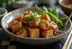 Tofu frito con salsa teriyaki servido