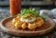 Gofres picantes extremos con jalapeño y queso cheddar servidos con crema agria