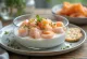 Skagenröra con yogur, pescado fresco y especias servido