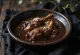 Mole chichilo oscuro servido con pollo, nata fresca y almendras