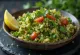 Tabulé con ajo servido con verduras frescas y bulgur