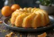 Bundt cake de requesón y naranja servido