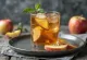 Té helado de manzana y menta recién servido