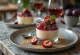 Panna cotta con ciruelas especiadas en vaso