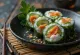 Temaki con pepino, pescado fresco y decoración de sésamo