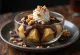 Somlói galuska en capas con bizcocho suave, crema de vainilla y salsa de chocolate