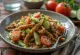 Ensalada Tashkent con ternera, verduras frescas y cilantro