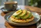 Crumpets con aguacate, pastelitos dorados y suaves