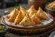 Samosas de garbanzos servidas
