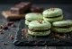 Macarons de chocolate y menta emplatados