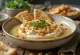 Fatteh con tahini, trozos de pita tostada, garbanzos, yogur con extra de tahini y piñones tostados.