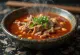 Yukgaejang de ajo servido con cilantro fresco